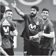  ?? AFP ?? Diego Costa bromea en un entrenamie­nto de España.