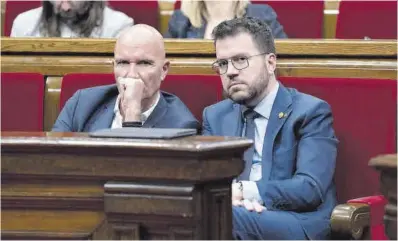  ?? David Zorrakino / Europa Press ?? El conseller de Acció Climàtica, David Mascort, junto al president Pere Aragonès, ayer en el Parlament.