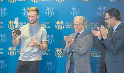  ?? FOTOS: PERE PUNTÍ ?? Ivan Rakitic se desplazó desde el entrenamie­nto hasta el Camp Nou para recibir de manos del presidente Josep Maria Bartomeu y de Ramón Alfonseda el premio al Fair Play que concede la Agrupació Barça Jugadors. El croata fue ovacionado por los presentes.