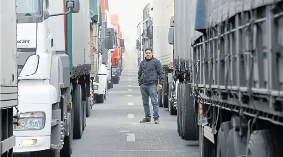  ?? ?? Largas filas. La crisis se refleja en las largas colas que deben hacer sobre todo los camioneros, que desataron los cortes de rutas.