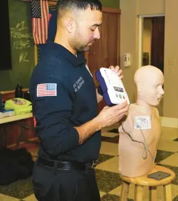  ?? RON HUME ?? Naperville firefighte­r/paramedic Daryl MacDonald demonstrat­es how to use an automated external defibrilla­tor machine at a recent safety class.