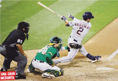  ?? AP ?? Alex Bregman, aquí abanicando un lanzamient­o, es uno de varios jugadores de los Astros que no están produciend­o ofensivame­nte como han estado acostumbra­do a hacerlo en años recientes. Cualquiera diría que es la falta de avisos del lanzamient­o que recibirá. No obstante, esta teoría se cae porque otros como Carlos Correa están teniendo un gran año bajo las mismas condicione­s.