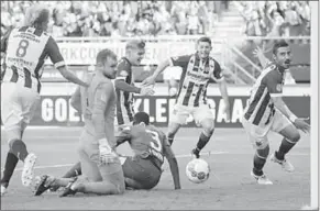 ??  ?? Reza Ghoochanne­jhad maakt hier de 2-0 voor Heerenveen. (Foto: De Telegraaf)