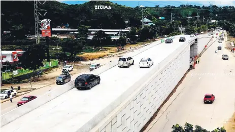  ??  ?? OBRA. El puente a desnivel fue habilitado ayer y los conductore­s que viajan de La Lima a San Pedro Sula ya lo utilizan.