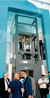  ??  ?? Spart Platz: der maschinenr­aumlose Aufzug.