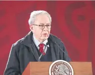  ??  ?? Jorge Alcocer, secretario de Salud, aseguró que la resistenci­a a antibiótic­os es la mayor amenaza a la medicina moderna.