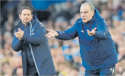  ?? ?? Mano torcida. Bielsa intenta darles indicacion­es a sus dirigidos ante la mirada calma de Lampard.