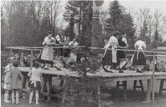  ?? Foto: Archiv Schmid ?? So war das damals: Tanz um den Maibaum, der damals noch auf der Victoriawi­ese stand. Das Foto entstand in den 1960er Jahren.