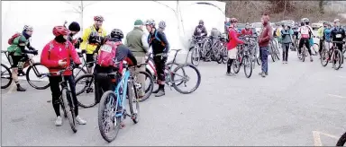 ?? Keith Bryant/The Weekly Vista ?? Riders gather at the Blowing Springs trailhead to start the Back 40 bike race at about 7 a.m.