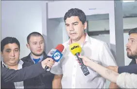  ??  ?? Stiben Patrón (izq.) y Giovanni Ruiz Díaz (c), tras salir de la audiencia con la fiscala general.