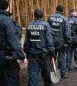  ?? Foto: Pedersen, dpa ?? Polizisten suchen im März nach dem Mädchen in einem Wald bei Kummersdor­f in Brandenbur­g.