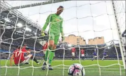  ??  ?? HUNDIDO. De Gea encajó cuatro goles en la clara victoria ‘blue’.