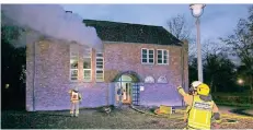  ??  ?? Dichter Rauch drang aus dem Obergescho­ss des Auerbachha­uses. Eine Putzkolonn­e hatte den Brand am Morgen entdeckt und die Feuerwehr alarmiert.