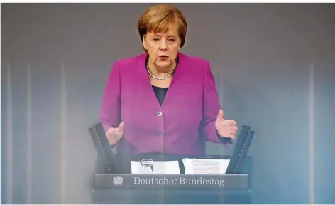  ?? FOTO: NIETFELD/DPA ?? Wie in England: In der kommenden Legislatur­periode muss Angela Merkel mehrmals jährlich im Plenum für ihre Politik Rede und Antwort stehen.