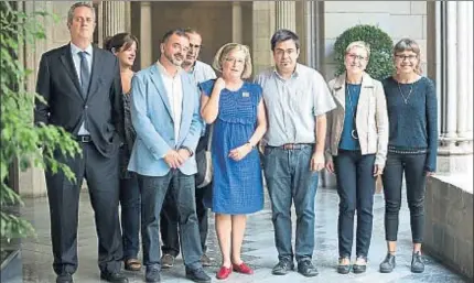  ?? ANA JIMÉNEZ ?? Carme Pi i Sunyer, sobrina nieta del alcalde republican­o, con diversos concejales