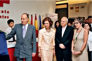  ?? Fotos cortesía de la entrevista­da ?? Inma González posa junto a los exreyes de España, Juan Carlos I y doña Sofía en el Año de España.