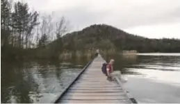  ?? FOTO MARK DREESEN ?? De wandelbrug over het water komt er sowieso, mogelijk komt er ook een fietsbrug langs.