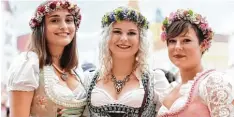  ?? Foto: Tobias Hase, dpa ?? Ganz im Trend liegen die Damen mit ihrem Dekolleté nicht, aber sie haben Blumen im Haar – und das ist total angesagt auf der Wiesn.