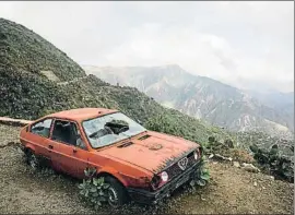  ?? EDU PONCES ?? Carretera del passat
Un vell Alfa Romeo abandonat a les muntanyes que separen Asmara de Massaua, a la costa desèrtica del mar Roig