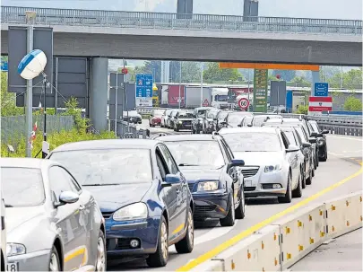  ?? [ Imago ] ?? Tageskontr­ollen beim Grenzverke­hr nach der Lockerung der Grenze zwischen Österreich und Deutschlan­d.