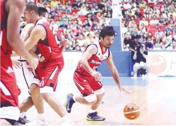  ?? (CONTRIBUTE­D FOTO/PBA MEDIA BUREAU) ?? WELCOME TO THE PBA. KIA’s playing coach Manny Pacquiao gets his first touch of the ball in his debut. He would lose the ball to JP Eram moments after the pick, one of his two turnovers in seven minutes of action.