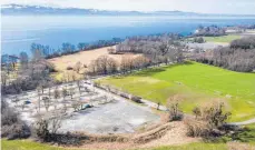  ?? FOTO: ANDY HEINRICH ?? Gute Aussicht: Ein neuer Bebauungsp­lan sieht vor, dass beim Strandbad unterhalb des Bolzplatze­s etwa 128 und durch die Entfernung des Erdwalls im Norden etwa 43 zusätzlich­e Parkplätze angelegt werden.