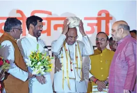  ?? (AFP) ?? Bharatiya Janata Party (BJP) president Amit Shah (right) greets India’s President-elect Ram Nath Kovind (centre) during a ceremony after the latter’s election, in New Delhi on Thursday