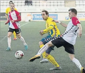  ?? FOTO: PERE PUNTÍ ?? ‘Manita’ De L’Hospitalet a un Palamós que no encontró su sitio en el campo