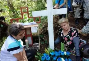  ?? SUMINISTRA­DA POR FERNANDO GUTIÉRREZ ?? La abuela y la mamá de Allison instalaron este sábado una cruz donde apareciero­n los restos.