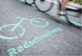  ?? FOTO: CHRISTOPH SCHMIDT/DPA ?? Grüne Fahrbahnma­rkierungen dienen den Radfahrern auf Radschnell­wegen zur Orientieru­ng.