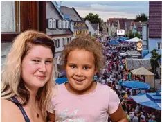  ?? Foto: Brigitte Bunk ?? Jessica und Sophia Kaisinger haben von ihrem Fenster aus einen super Blick auf das Stadtfest. Die Akustik war auch gut.