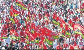  ?? HT PHOTO ?? SP workers in large numbers took part in the ‘cycle yatra’ in Lucknow on Thursday.