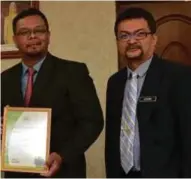  ??  ?? UUM vice-chancellor Datuk Seri Professor Dr Mohamed Mustafa Ishak (second from left) showing the certificat­e from The Green Organisati­on for UUM’s Global Gold Medal triumph in the Green World Awards 2016 for Education & Training.