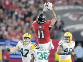  ?? STREETER LECKA/GETTY IMAGES ?? Julio Jones of the Atlanta Falcons makes a catch in the third quarter Sunday against the Green Bay Packers in the NFC Championsh­ip Game at the Georgia Dome in Atlanta.