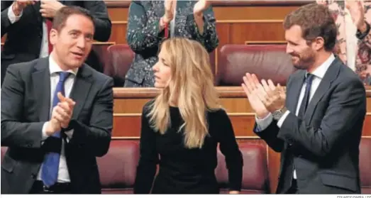  ?? EDUARDO PARRA / EP ?? Teodoro García Egea y Pablo Casado aplauden ayer a la portavoz popular Cayetana Álvarez de Toledo tras su intervenci­ón en el Congreso.