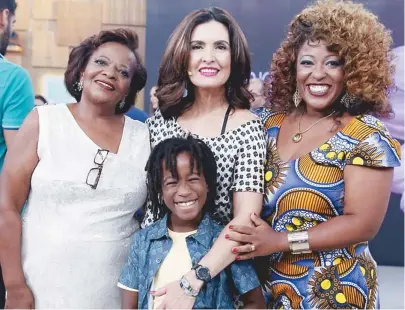  ??  ?? Maíra Azevedo com Fátima Bernardes, a mãe Miralva Azevedo e o filho Aladê, no programa Econtro