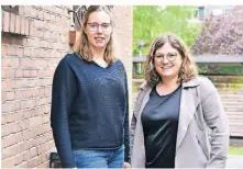  ?? FOTO: CARITAS ?? Leonie Lamers und Jennifer Dellnitz von der Fachstelle für Suchtvorbe­ugung der Caritas in Kleve machen zum Weltnichtr­auchertag auf die Gefahren aufmerksam.