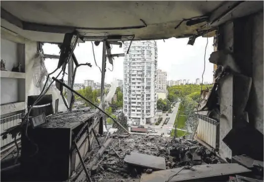  ?? Valentyn Ogirenko / Reuters ?? Una vivienda familiar totalmente destruida por un dron ruso, ayer en Kiev.