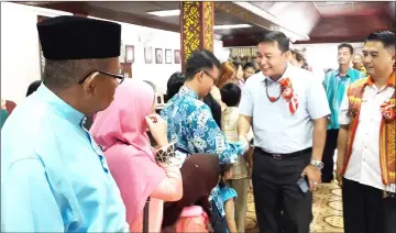  ??  ?? Willie is welcomed upon his arrival at a Ngiling Bidai Gawai and Rondok Ati Aidilfitri event in Kuching recently.