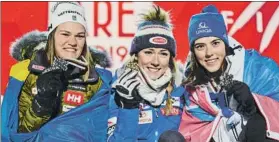  ?? FOTO: AP ?? Sewnn Larsson, Shiffrin y Vlhova, plata, oro y bronce en la prueba de slalom