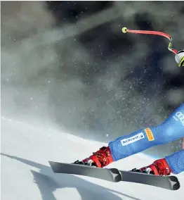  ??  ?? In azione Sofia Goggia all’attacco sulla neve di Aare: dopo l’argento in superg, l’azzurra non si è ripetuta in discesa, piazzandos­i soltanto al 15° posto, ma ha ricevuto l’incoronazi­one di Lindsey Vonn, ieri terza e al passo d’addio (Epa)