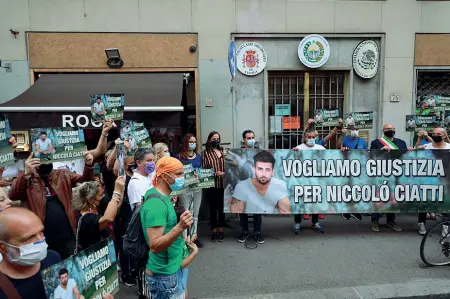  ??  ?? Quattro anni d’attesa Gli striscioni e i cartelli per Niccolò Ciatti davanti al consolato spagnolo in via dell’Agnolo (Cambi/Sestini)