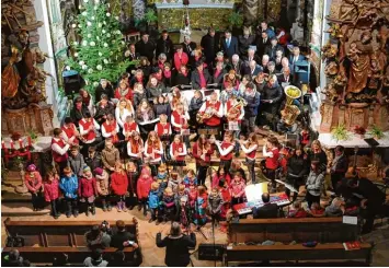  ?? Foto: Monika Matzner ?? „Ehingen singt und klingt im Advent“hieß das Konzert in der barocken Klosterkir­che in Holzen, für das die Zuhörer viel Applaus spendeten.