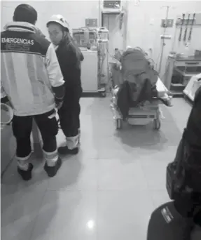  ??  ?? HERIDA. Momentos en que la conductora del automotor siniestrad­o recibía atención en el hospital público de Otavalo.