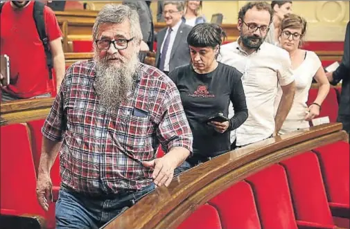  ?? JORDI PLAY ?? Joan Garriga, Anna Gabriel, Benet Salellas y Mireia Vehí, ayer al acabar la sesión en el Parlament