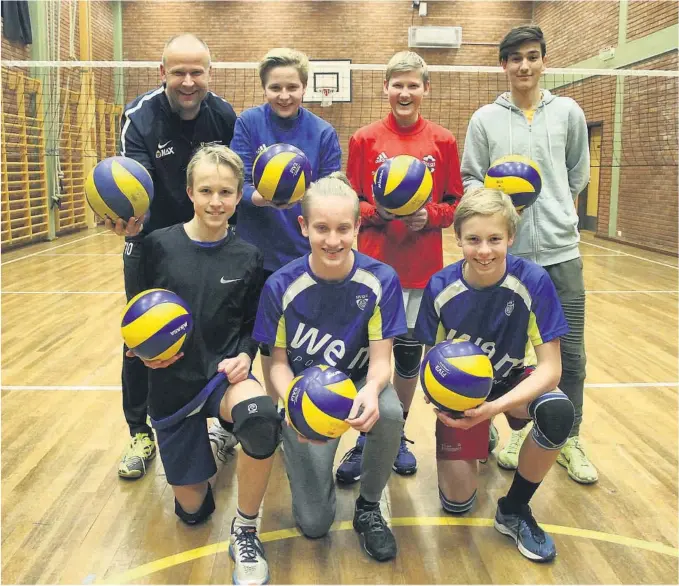  ?? BEGGE FOTO: TOM ARNE BORGERSEN ?? STILLER LAG: Denne volleyball­gjengen blir en del av Gulset IF. Åsmund Midtbø Omholt (foran f.v.), Chris Charles Halvorsen, Tormod Kleiv von Haffenbräd­l, Svein Inge Omholt (bak t.v.), Sander Andersen, Vegard Eide Svendsen og Mohammed Rajabi håper å ta...