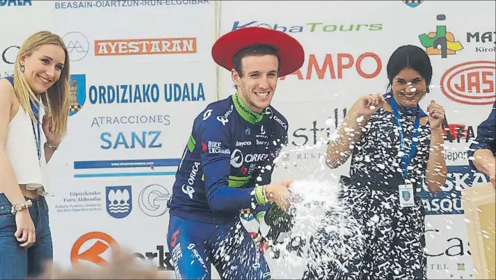  ?? FOTO: A. SISTIAGA ?? Simon Yates descorcha el cava El ciclista británico celebra en el podio su victoria mojando a los aficionado­s presentes en las primeras filas