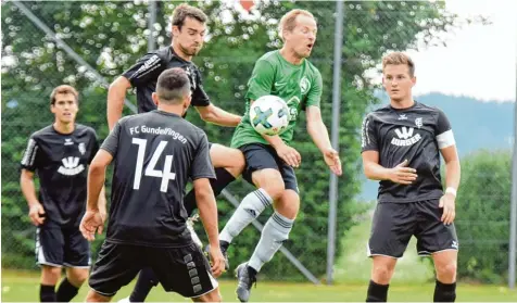  ?? Foto: Brugger ?? Überzahl schaffen und den Gegner in Person von Johannes Zwickl bearbeiten, das war ein Ziel für die Kicker des FC Gundelfing­en (von links Michael Grötzinger, Oguz Yasar, Bernd Scheu und rechts Fabio Kühn). Am Ende sprang ein verdienter 2:0 Sieg im...