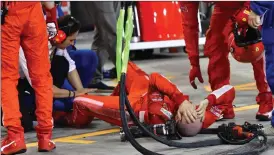  ?? CACACE
FOTO: LEHTIKUVA/GIUSEPPE ?? Mekanikern skadade benet då Kimi Räikkönen körde på honom.
