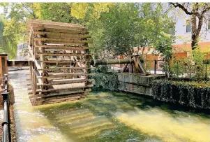  ?? FOTO: VERENA WOLFF/DPA-TMN ?? An vielen Stellen in Augsburg finden sich solche Wasserräde­r, mit denen Strom erzeugt wird.